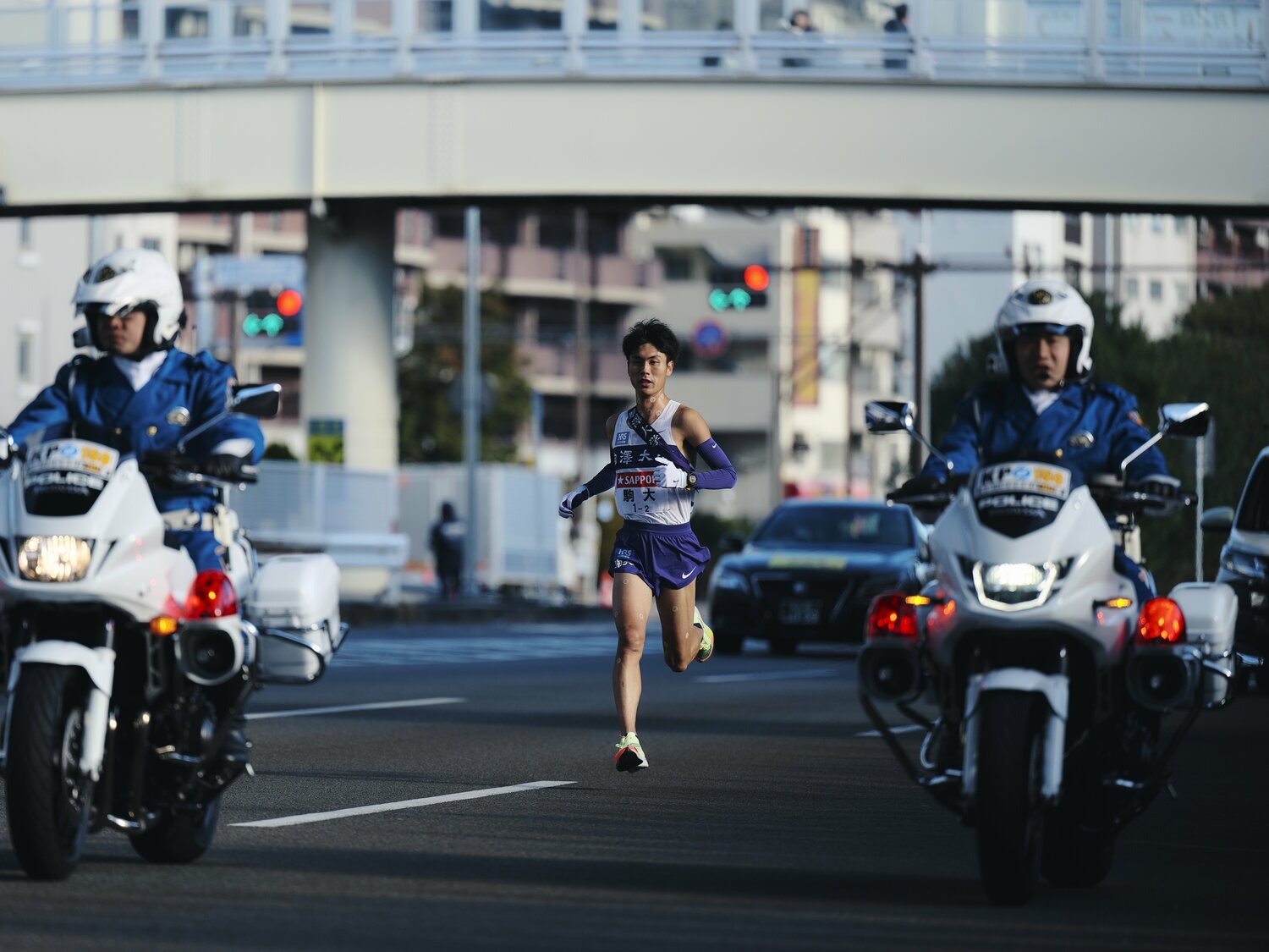 2区を首位で独走する主将の鈴木　©Yuki Suenaga