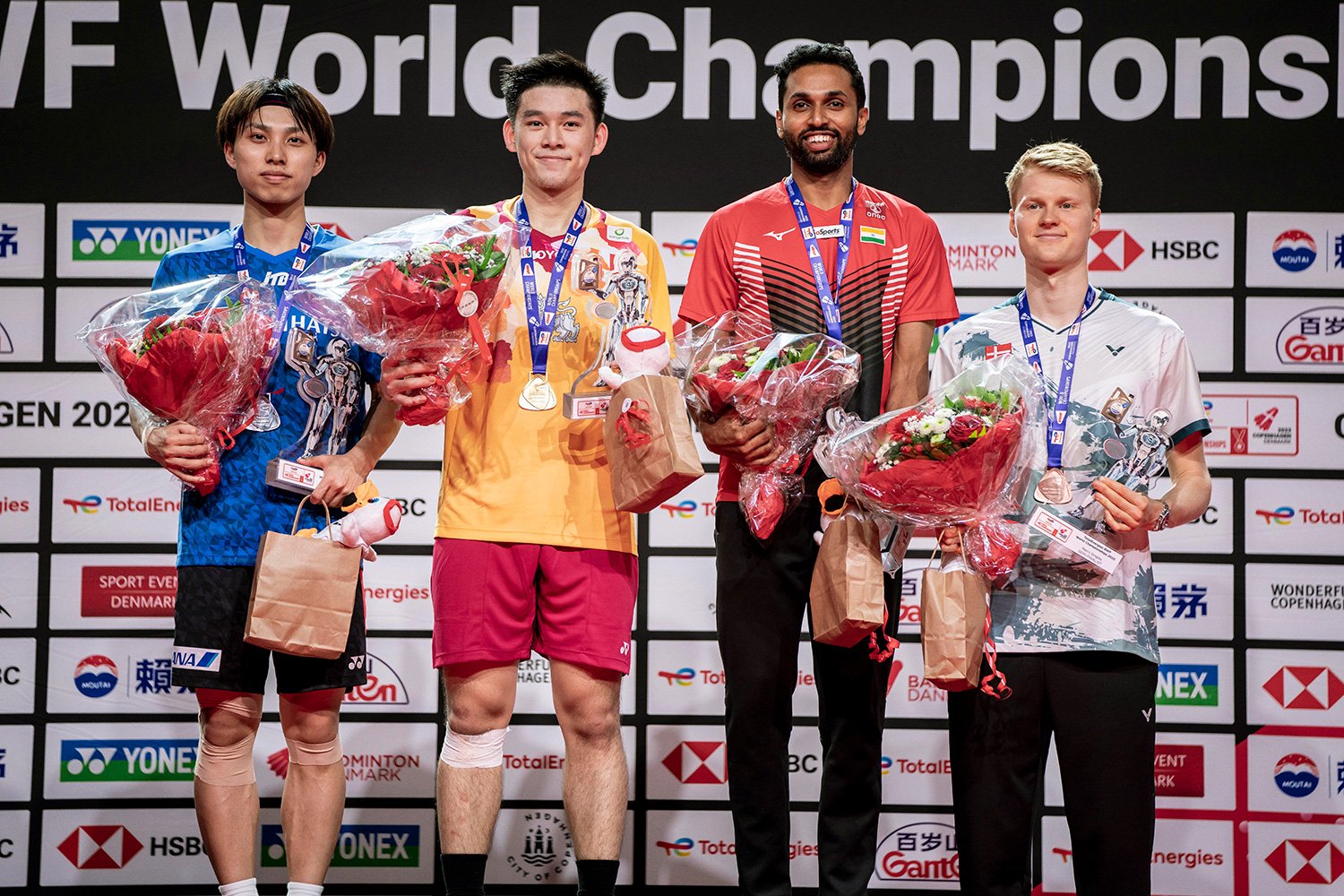 昨年の世界選手権男子シングルスで銀メダルを獲得（一番左）　©AFLO