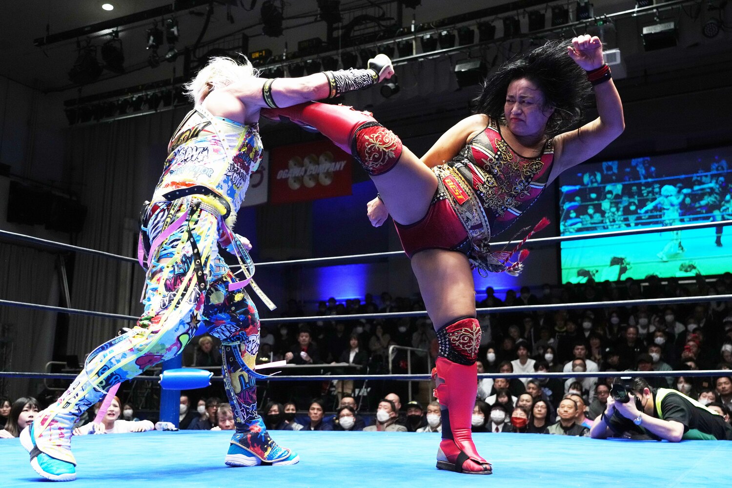 里村明衣子のハイキックが高橋奈七永に炸裂　©Essei Hara