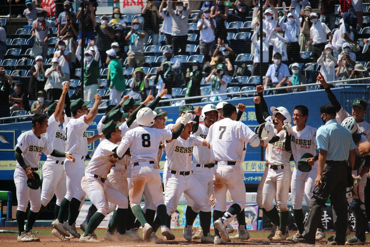 逆転満塁優勝ホームランを放った吉岡（7番）を迎え入れる専大松戸ナイン　©︎Mamu Takagi