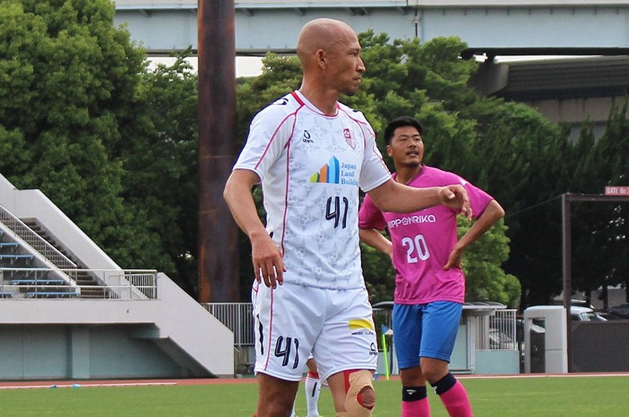 土屋征夫43歳、今も“J5”で現役。「親子対決、真剣勝負で行くよ」＜Number Web＞ photograph by Isao Watanabe