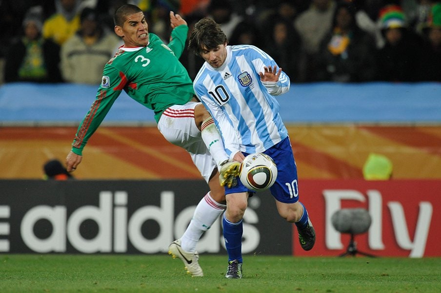 南アフリカW杯、アルゼンチンvsメキシコは決勝トーナメント1回戦で好ゲームを繰り広げた　©JMPA