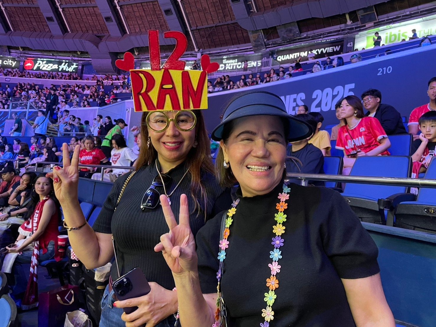 手作りの応援グッズを身につけて会場に駆けつけたフィリピンのファン。記者の声かけにも快く応じてくれた（筆者撮影）