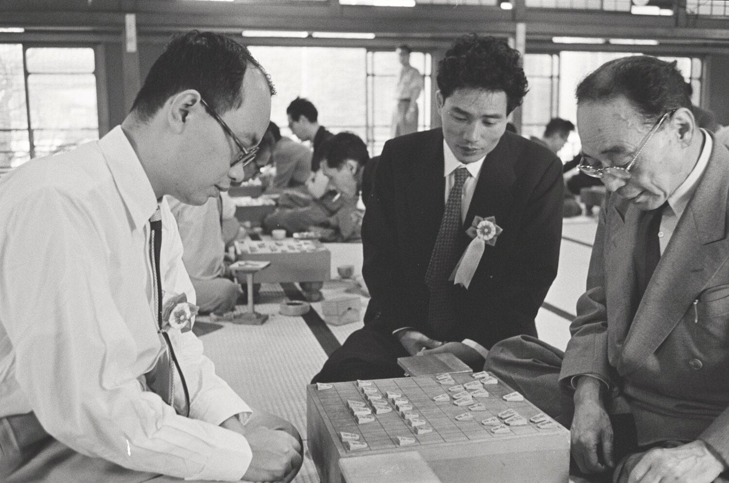 （左から）大山、升田、阿部眞之助。第4回文壇将棋大会にて（1956年撮影）©BUNGEISHUNJU
