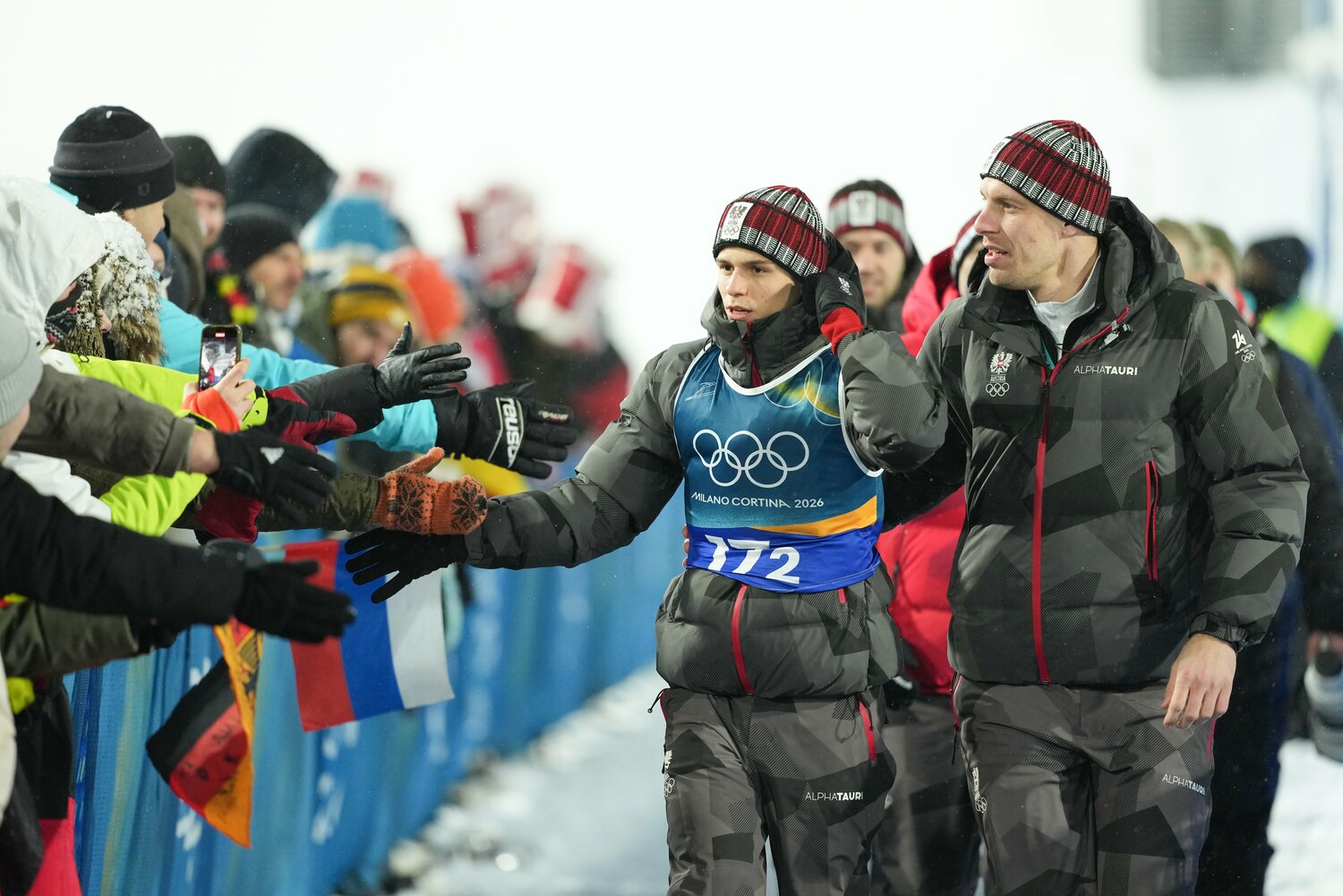 突然の金メダルに戸惑いながらも喜ぶオーストリア代表 ©Tsutomu Kishimoto/JMPA