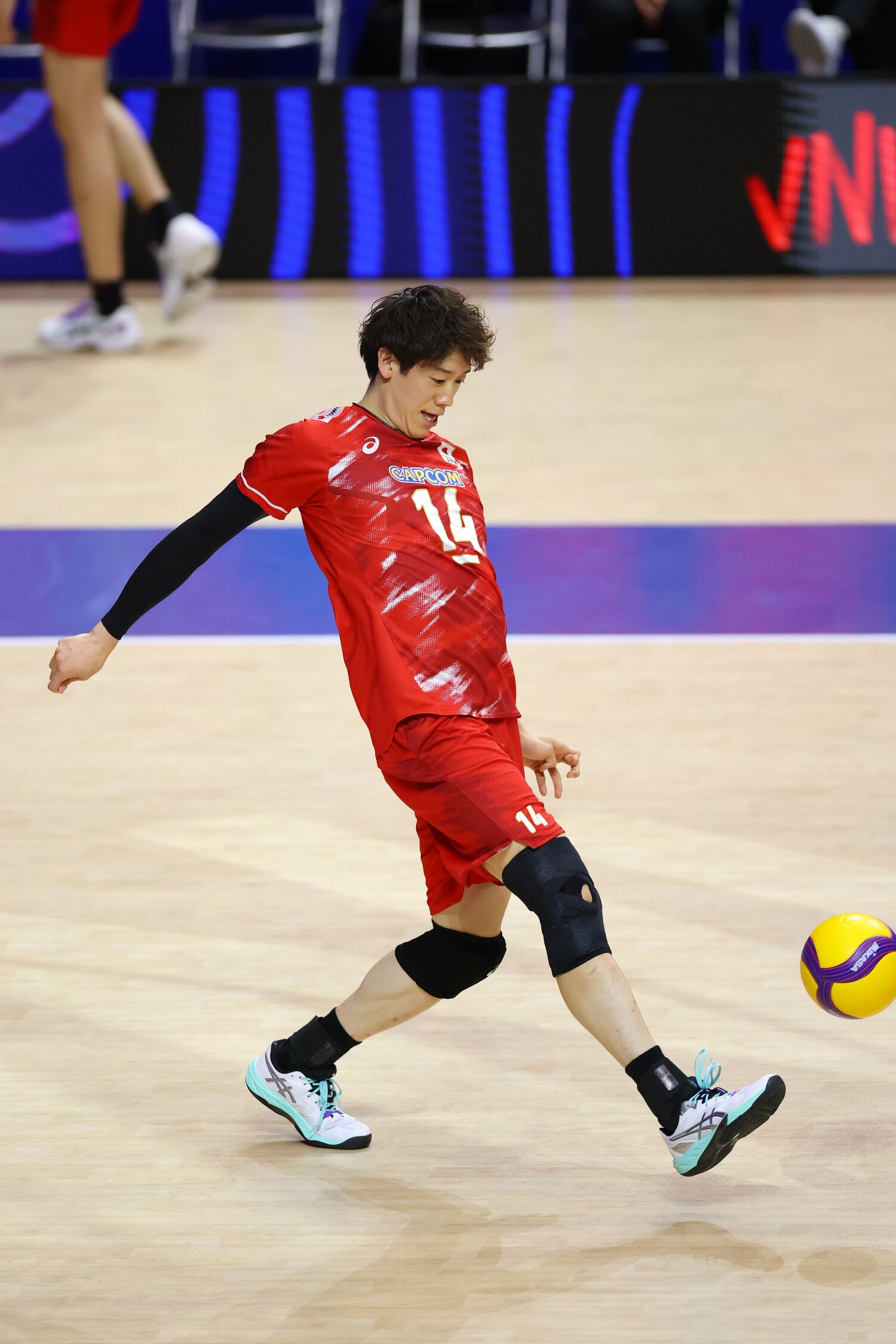 練習中、リラックスした表情でボールを足で操る石川祐希 ©︎JVA/AFLO SPORT