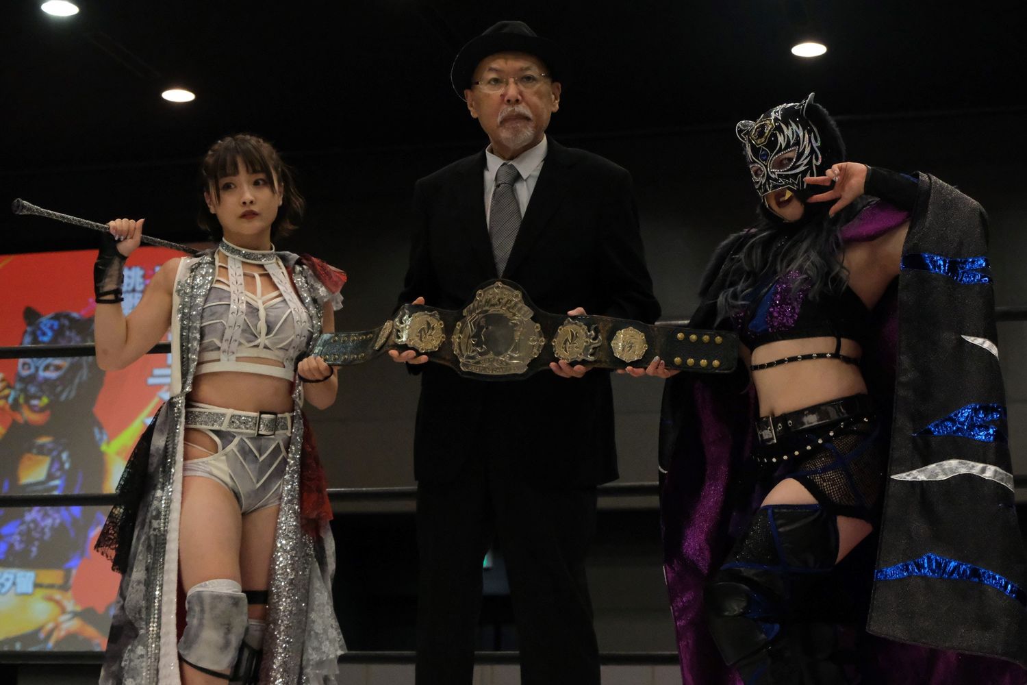 なつぽいvs.キッド（中央はロッシー小川エグゼクティブプロデューサー）