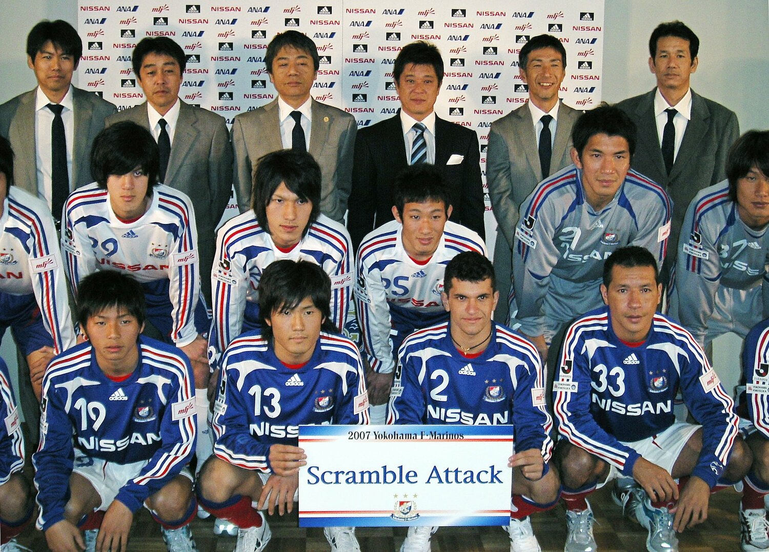 マリノス加入時の乾（前列左端）。後列右から2人目が当時の水沼コーチ。「貴史さんは厳しいところもあったけど、いつもニコニコしているコーチでした（笑）」（乾）　©JIJI PRESS