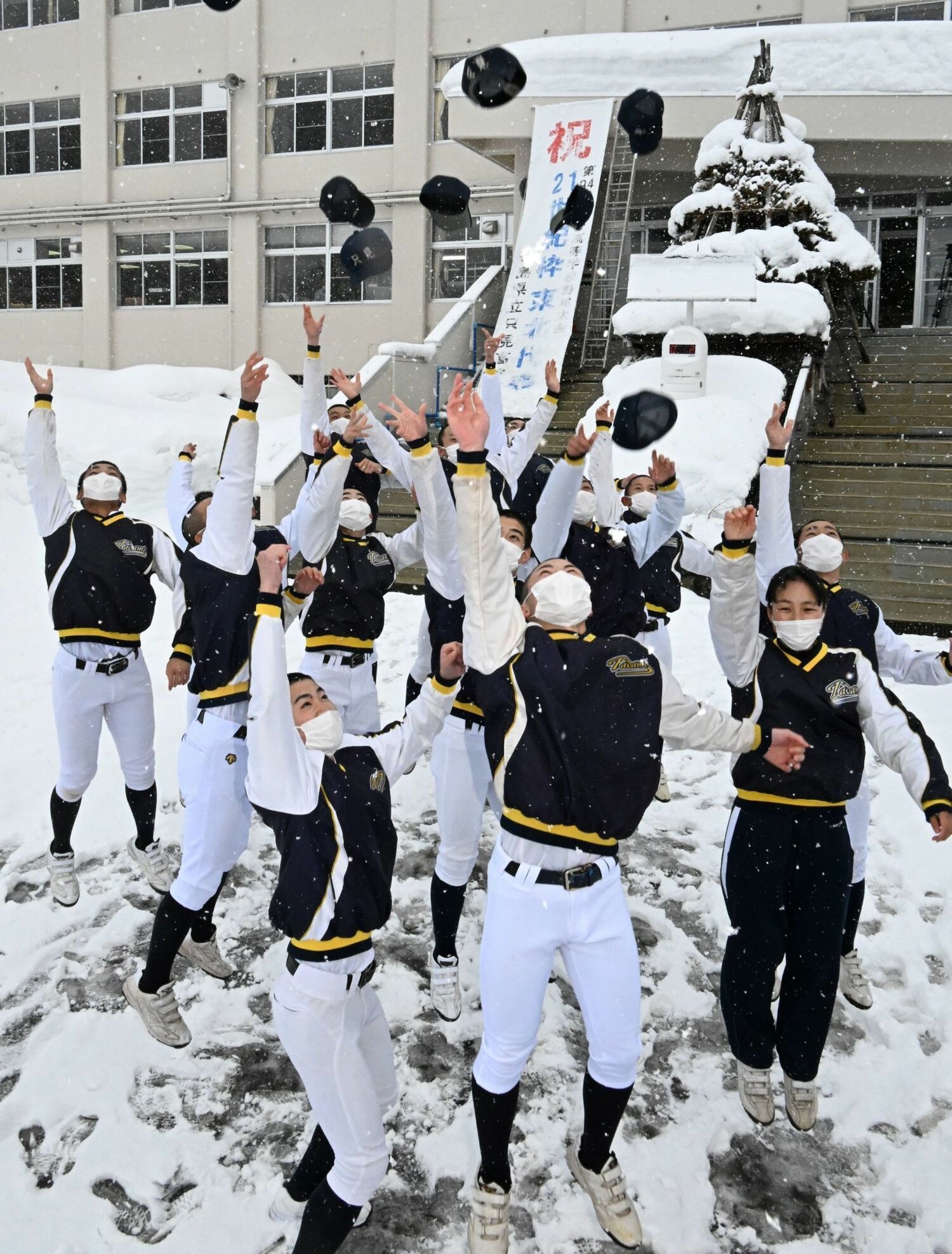 1月28日、センバツ出場が決まり歓喜する只見ナイン ©KYODO
