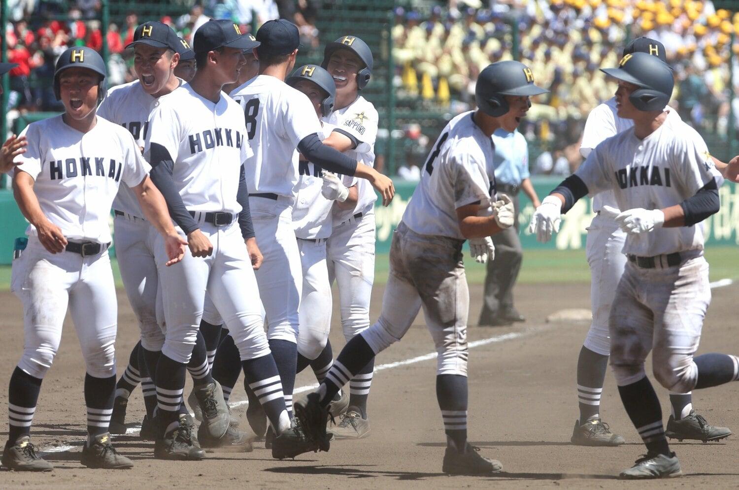 高校野球に異変「ついに甲子園で“黒スパイク”が絶滅していた…」“白＝汚れやすい”はもう古い…令和の高校球児「汚れたのがカッコいい」新トレンド＜Number Web＞ photograph by JIJI PRESS