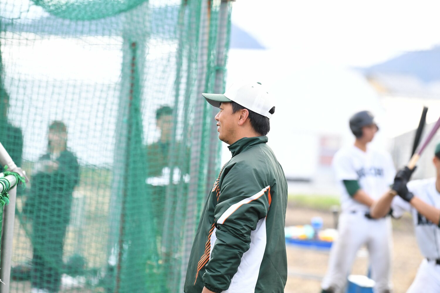 練習を見つめる下坂監督 ©Kota Inoue