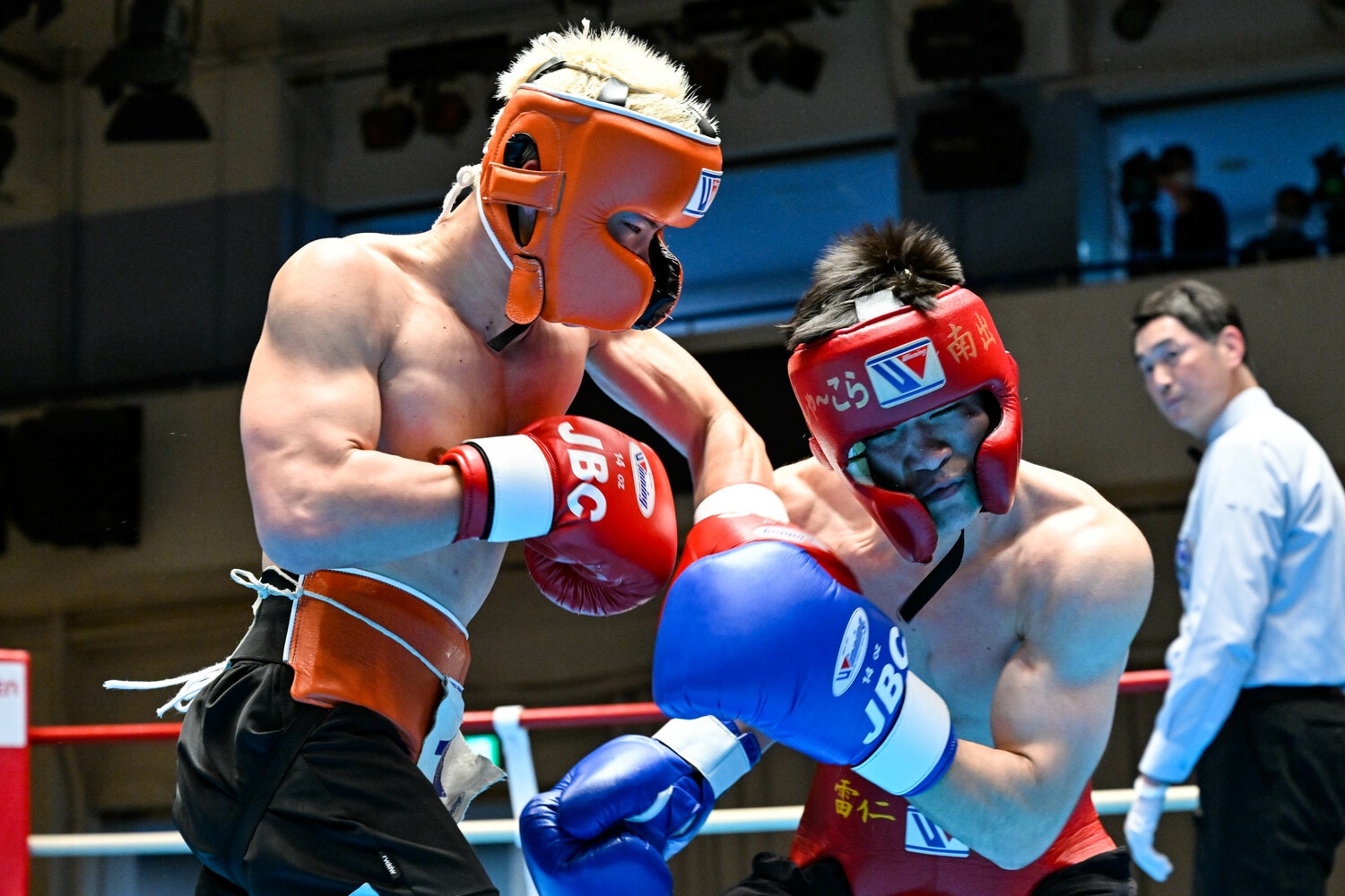 プロテストで日本バンタム級1位の南出仁（右）と3分3ラウンドのスパーリングを行った那須川天心　©Hiroaki Yamaguchi