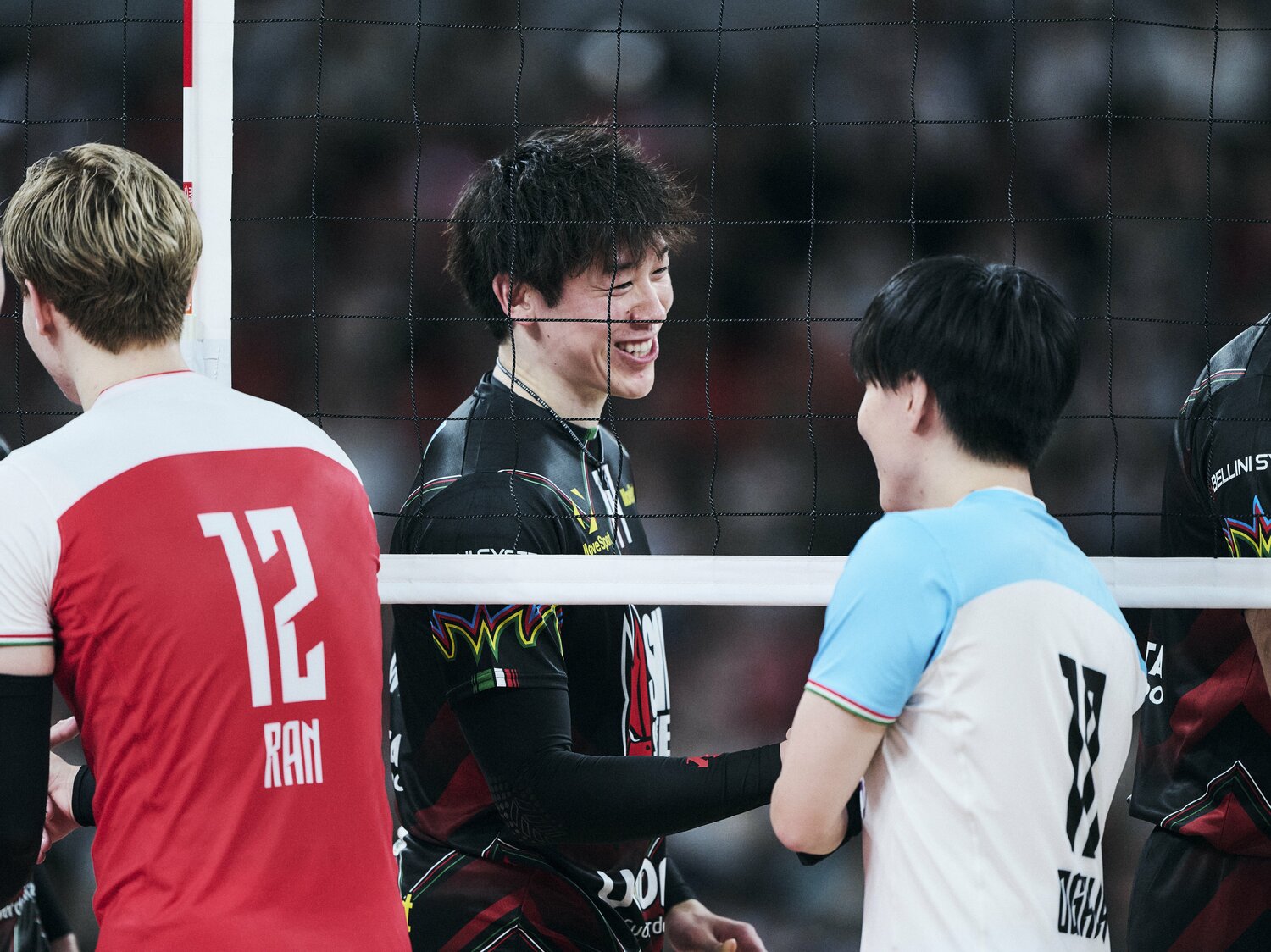 試合後、石川祐希と握手する小川智大 ©︎Yuki Suenaga