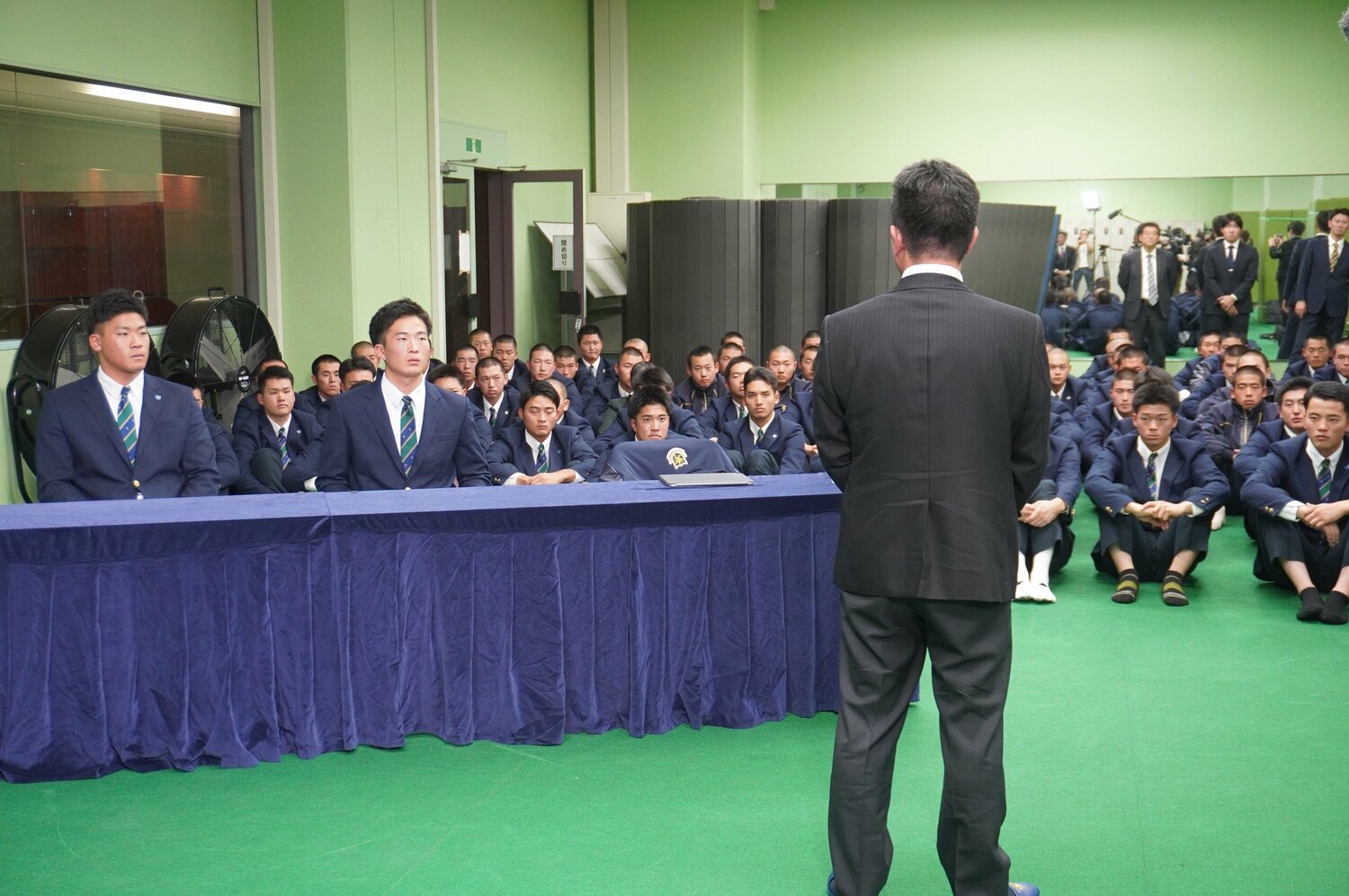 指名漏れの直後。須江監督が高田、吉川、そして約70人の野球部員に語りかけた ©Kei Nakamura