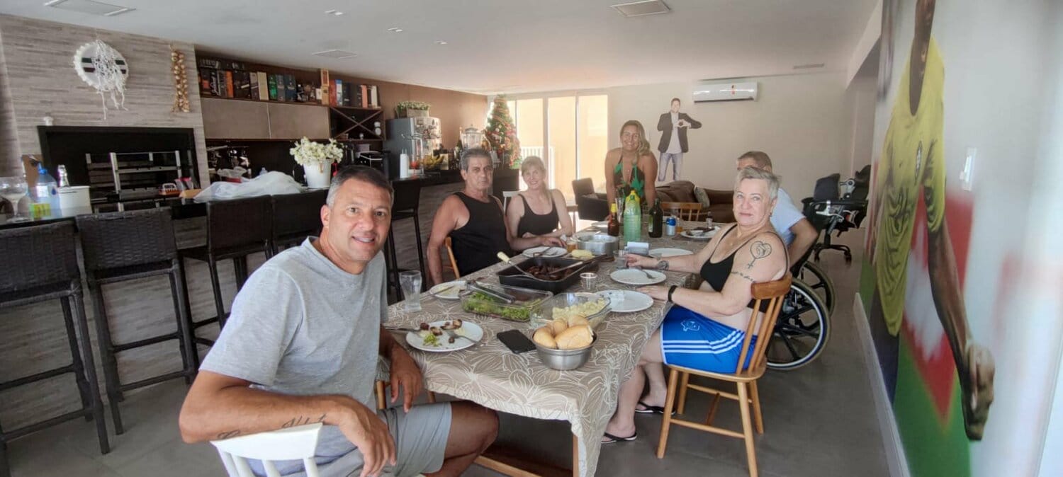 ブラジル北東部アラカジューの自宅で、アンドレア夫人（奥）、親戚の人たちと　©Hiroaki Sawada