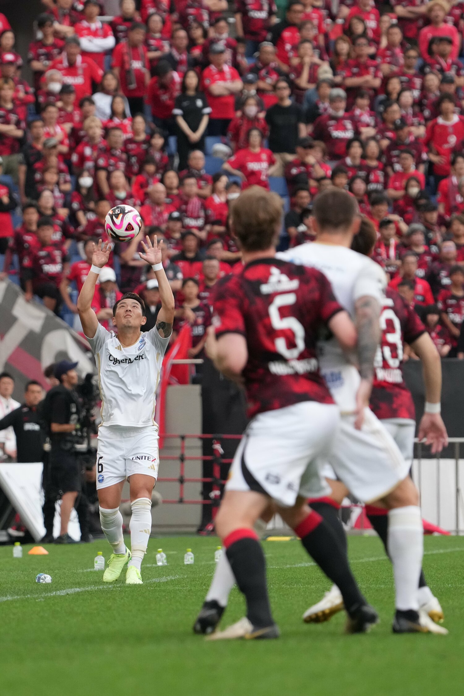 町田のロングスローに対応するホイブラーテン　©Masashi Hara/Getty Images