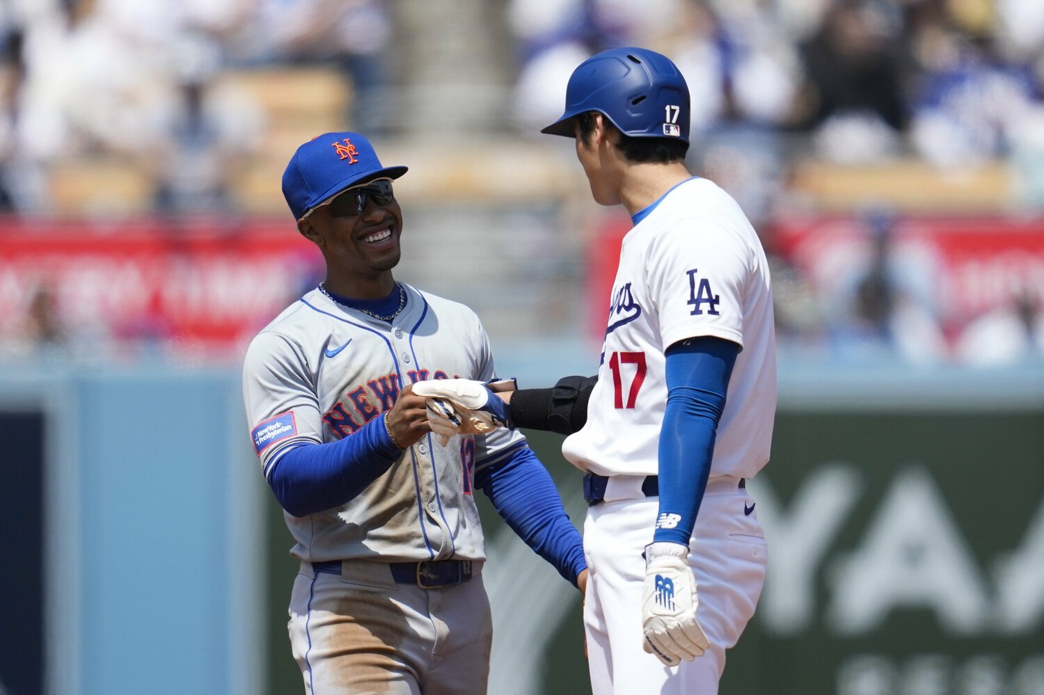 今年4月、塁上で言葉を交わすリンドア（左）と大谷　©︎AP/AFLO