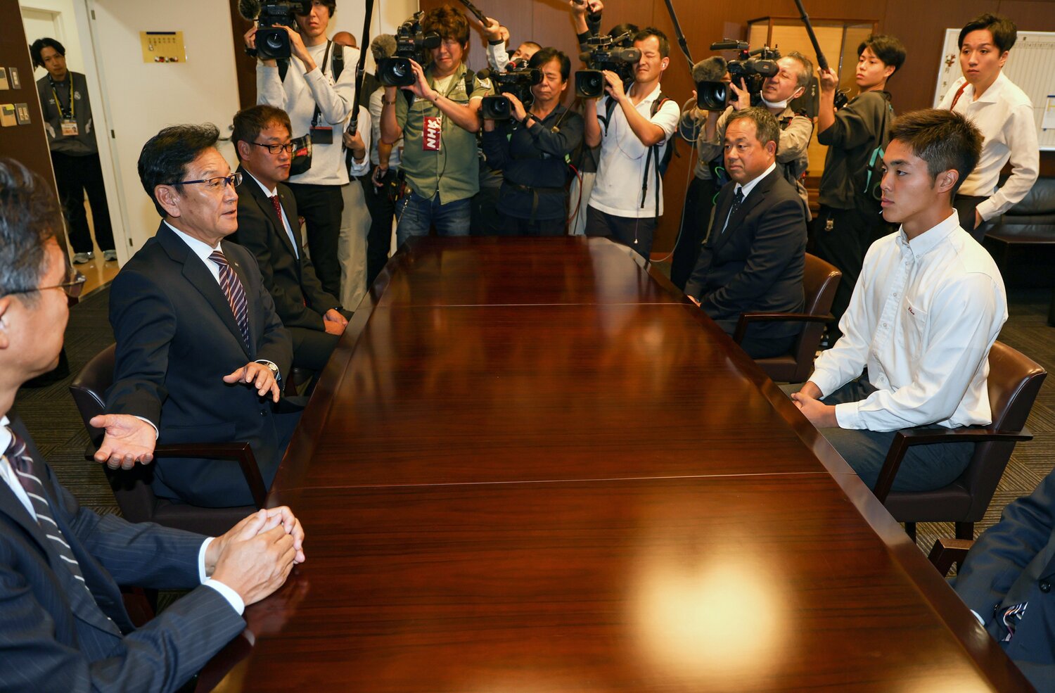 栗山英樹CBOから指名あいさつを受ける柴田獅子（福岡大大濠高）　©JIJI PRESS