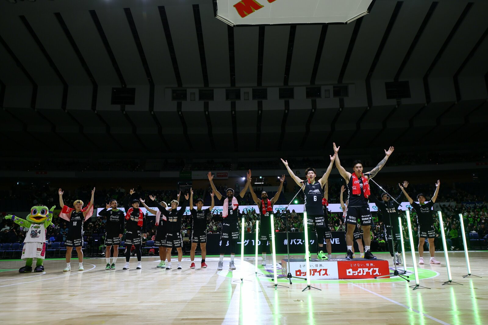 試合に勝利した後は「レバンガビクトリー」と全員でVポーズをするのがお決まり©B.LEAGUE