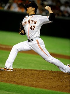 山口鉄也　1983年11月11日、神奈川県生まれ。横浜商業高卒業後、米・ルーキーリーグで4年間プレー。'06年育成枠で入団。'08年は中継ぎで11勝を挙げ、新人王を獲得した