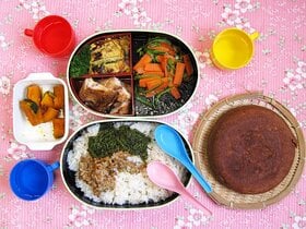 ＜昼＞　サバのみりん干し、にんじんとピーマンの炒め物、玉子焼き、かぼちゃの煮物、納豆、めかぶ、ごはん、チョコバナナケーキ。