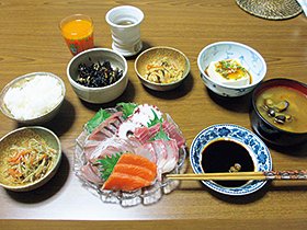 【夕食】 お造り、きんぴら、ひじき、冷奴などなど。