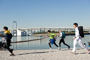 家族連れで賑わうお台場のビーチを疾走。明らかに浮いてました