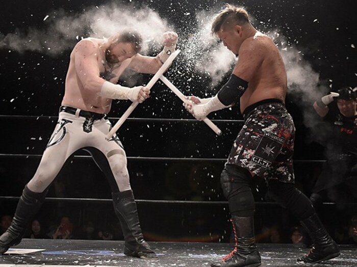 デスマッチ選手が救急搬送も……。米団体GCW“狂気の宴”に喝采やまず!<Number Web> photograph by Yumi Murakami