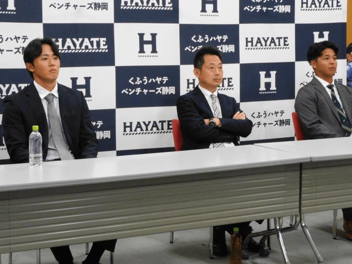 ドラフト指名漏れ球団の残酷な現実「お待たせしたのに申し訳ない」くふうハヤテ社長が記者の「オイシックスには指名が…」質問にポツリ本音＜Number Web＞ photograph by Jun Aida