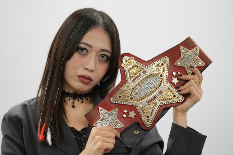 スターダム上谷沙弥、初防衛戦で鈴季すず撃破。変貌した姿で中野たむと