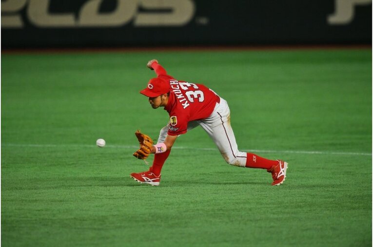 菊池涼介の守備（1/8）　©Hideki Sugiyama