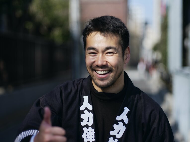 【人力車でバーチャル浅草さんぽ】元ラグビー日本代表…ムキムキの児玉健太郎さんが引く人力車で浅草を回った気になれる！　人力車夫のお仕事風景を見る　©︎Yuki Suenaga