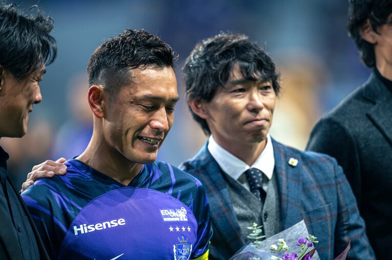 2024年12月1日、ホームのコンサドーレ札幌戦後の引退セレモニー。佐藤寿人らが登場し、青山は熱い涙を流した　©Takuya Sugiyama