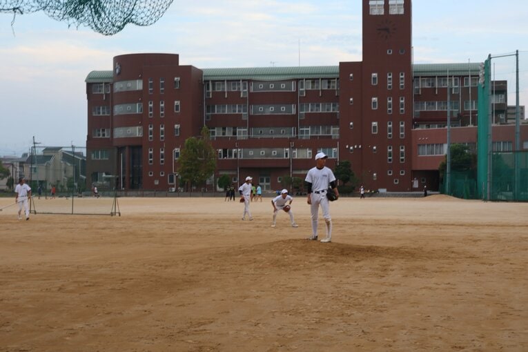 八尾高校のグラウンド。公立校らしく他の部との共同利用のため、変則的な形での利用だ　©Fumi Sawai