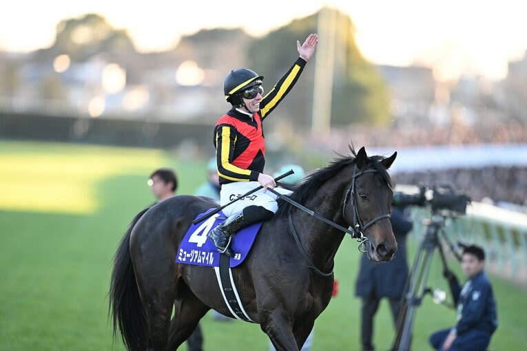 大歓声に応えるC・デムーロ　©Keiji Ishikawa