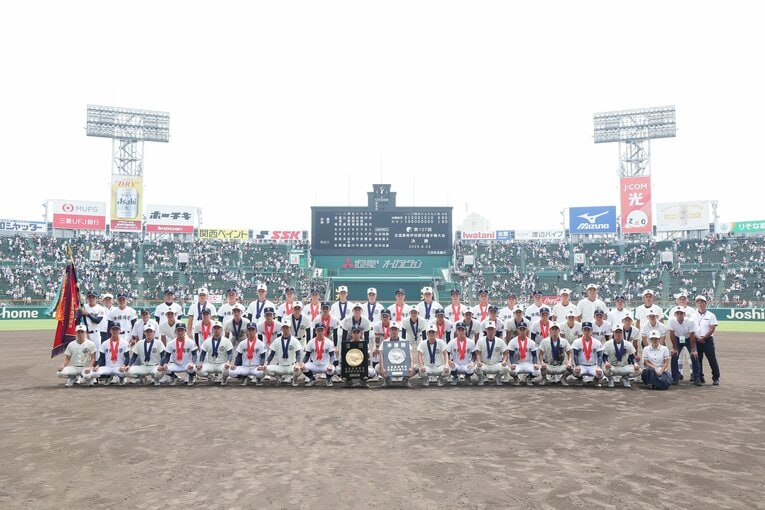 【比較写真】後列に注目すると、日大三のほうが頭一つ抜けていることが分かる　©JMPA