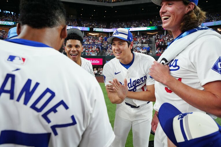今年のオールスター。大谷らドジャース勢と談笑するソト　©Getty Images