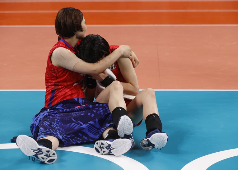 試合後、涙する古賀紗理那（右）の肩を抱く田代佳奈美　©︎REUTERS/AFLO
