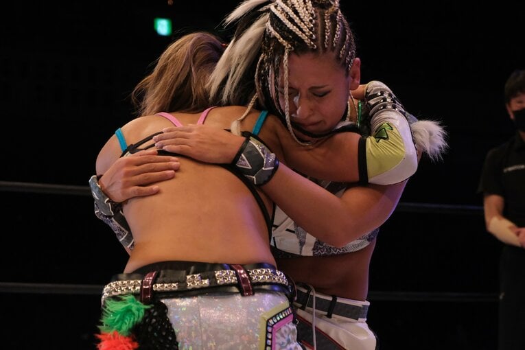 試合を終え、リング上で抱き合う小波とジュリア