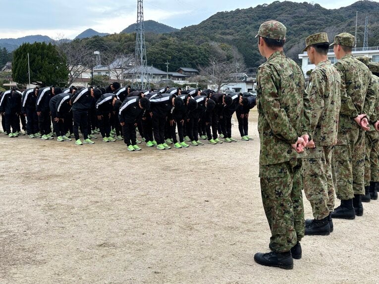 訓練を終え、受け入れてくれた自衛官の皆さんに挨拶する部員たち　©︎Takahito Ando