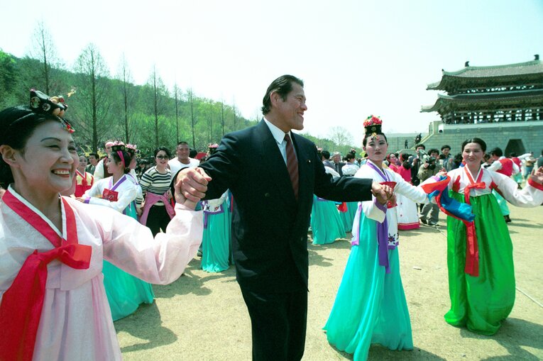 現地女性と手をつないで踊るアントニオ猪木　©Essei Hara