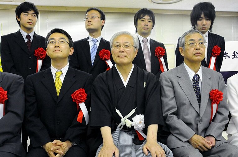 2009年の将棋大賞表彰式の一枚。羽生善治名人（当時）、米長邦雄永世棋聖、中原誠十六世名人が肩を並べた ／ photograph by Kyodo News