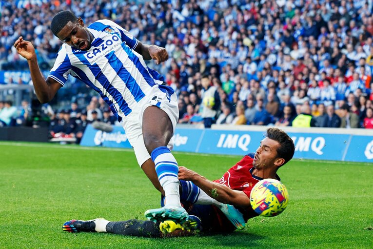 「TAKE 14」ユニ少年の期待に応えて…前髪イメチェン久保建英のW杯後ソシエダ初戦「ゴールへの気迫＋守備」を撮った〈写真多数〉(45)