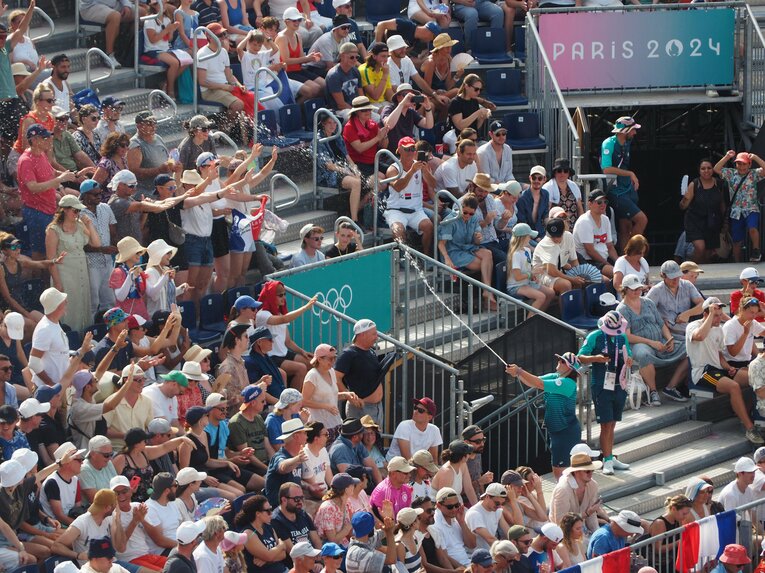 客席にホースで散水するボランティアスタッフ　©JMPA