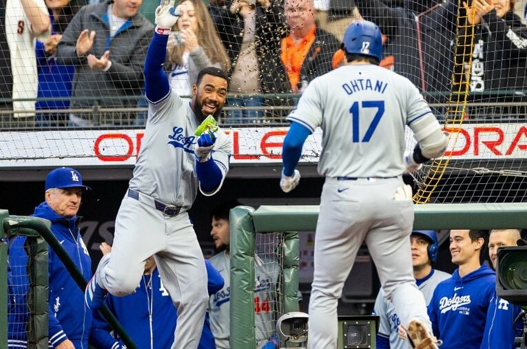 大谷翔平をヒマワリの種のセレブレーションで出迎えるテオスカー・ヘルナンデス ／ photograph by Getty Images