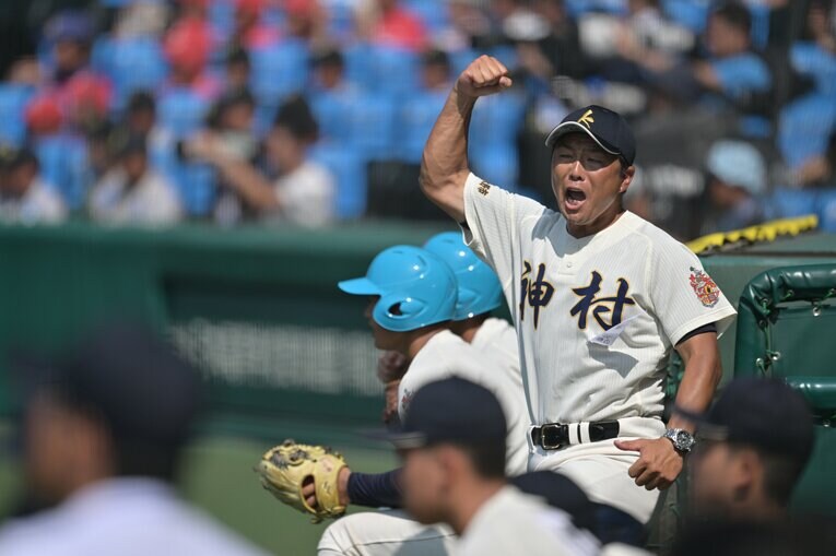 ガッツポーズが熱い小田監督　©Hideki Sugiyama