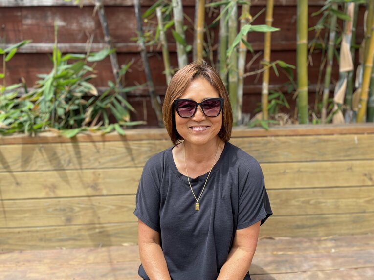 笑顔で「やらかしエピソード」を明かす久美子さん　©Aogu Tanaka