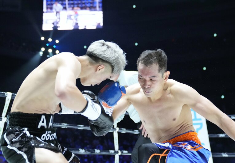 膝から崩れ落ちるドネア　©Naoki Fukuda