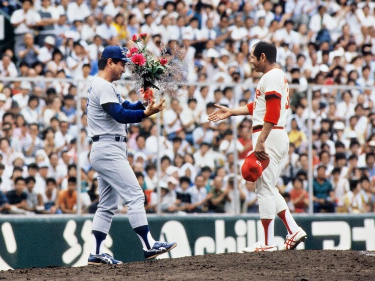 2131試合連続出場の世界新記録を達成、中日の星野仙一監督（左）から花束を贈られる広島の衣笠　©JIJI PRESS