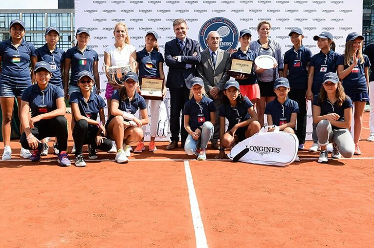 写真中央でトロフィーを持つサンチェスと左手側にいる優勝選手のマルチネス。側で腕組みする紳士は、この大会を主催したロンジンの副社長ファン・カルロス・カペリ氏。その右がフランス・テニス協会会長のジャン・ガシャサン氏。最後は全員で記念撮影！